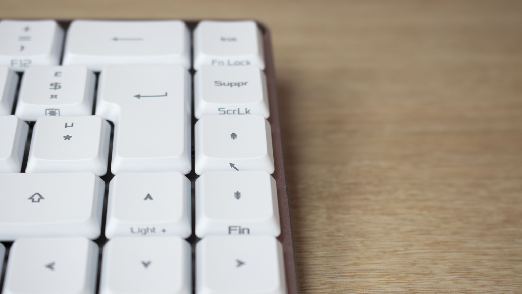 ASUS ROG Falchion RX Low Profil touches 11