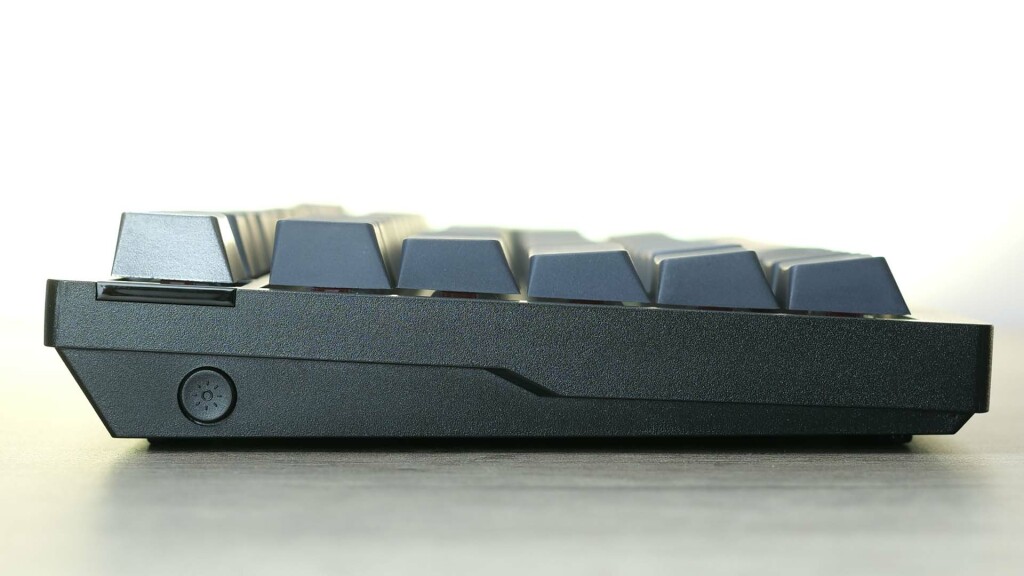 corsair k65 plus wireless cote bouton off rgb