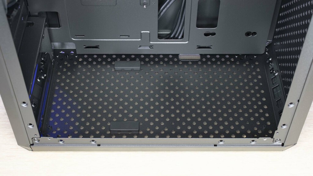 Cooler Master Q300L V2 bas