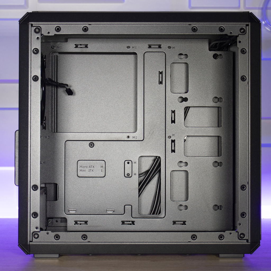 Cooler Master Q300L V2 intérieur gauche