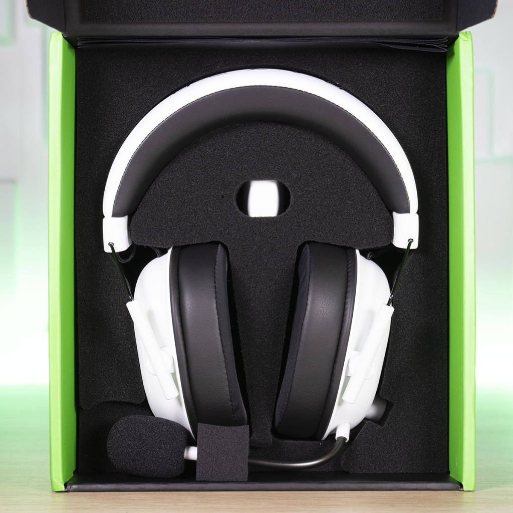 Les Meilleurs Casques Gaming Sans-Fil Pour PC - 2025 12 RAZER Blackshark V2 Hyperspeed White Edition déballage