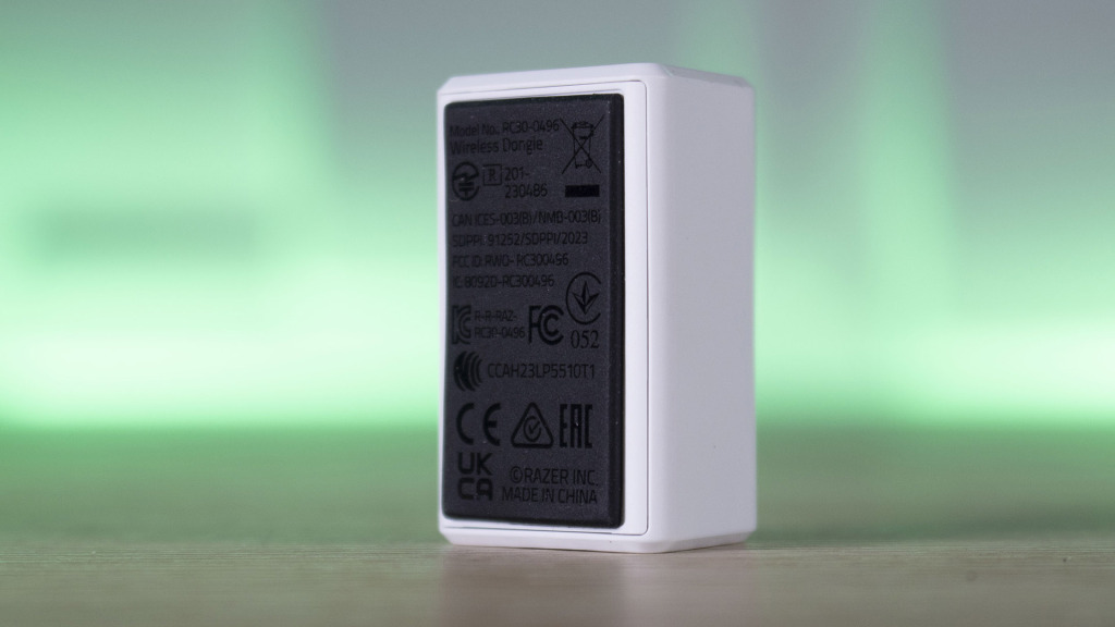 RAZER Blackshark V2 Hyperspeed White Edition dongle 4