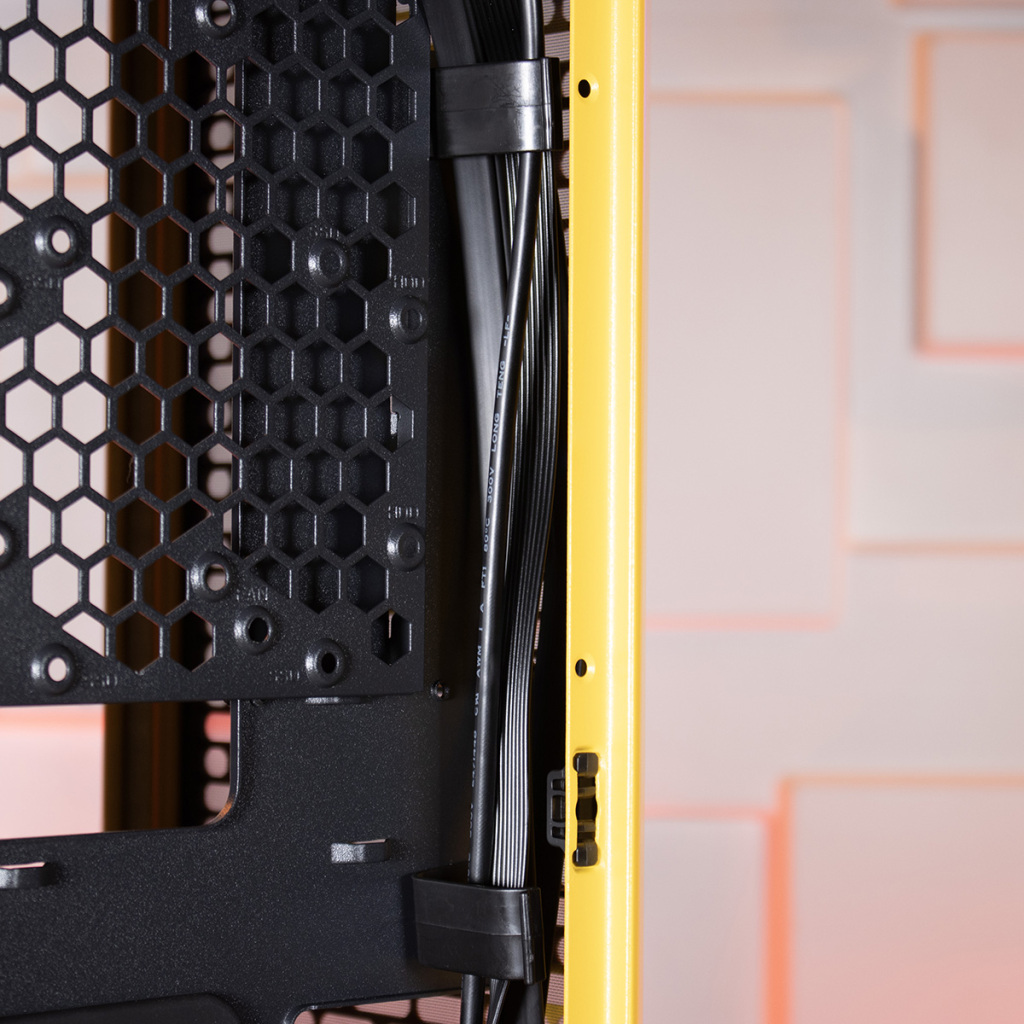 Thermaltake Tower 300 Bumblebee Edition crochets câbles