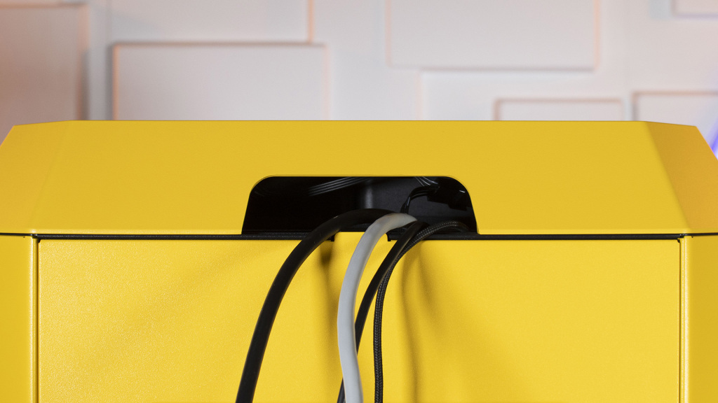 Thermaltake Tower 300 Bumblebee Edition sortie câbles