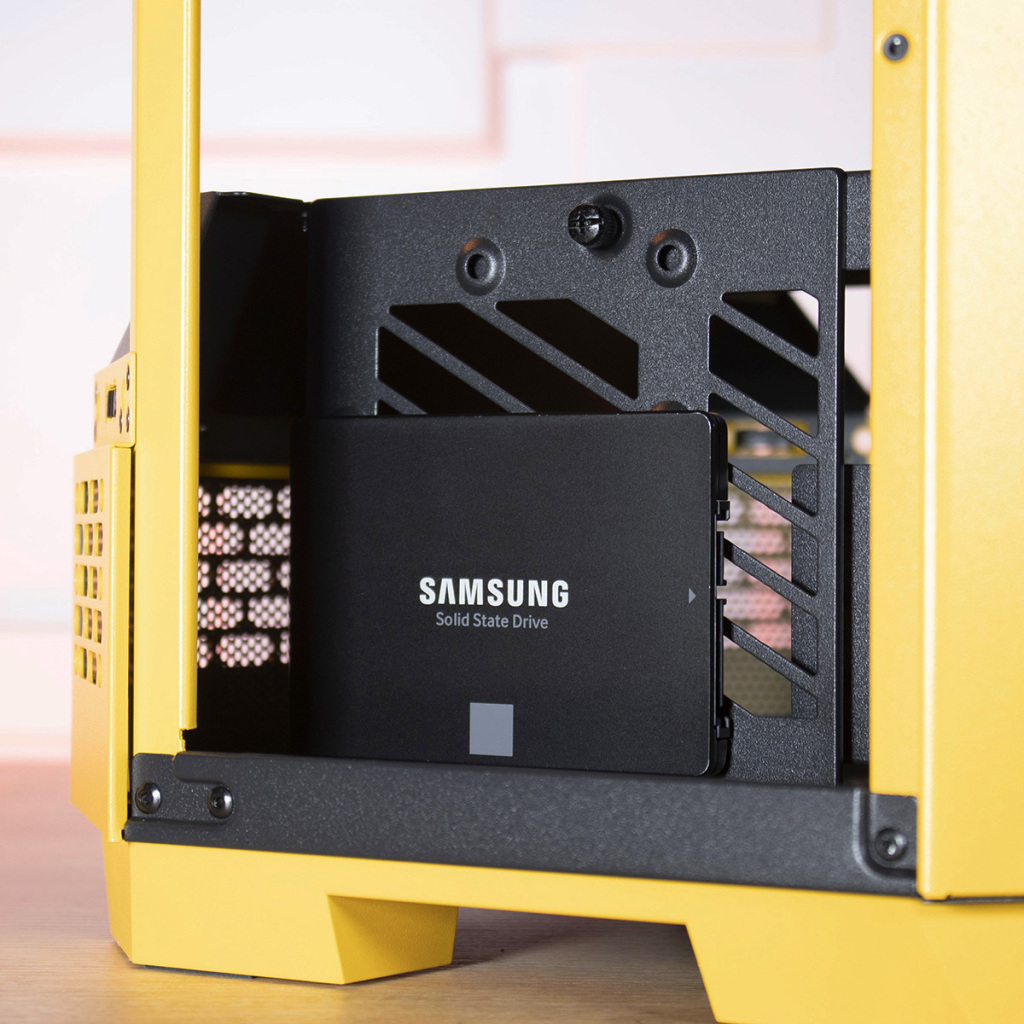 Thermaltake Tower 300 Bumblebee Edition support SDD lateral1