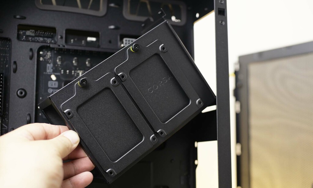 Corsair 6500X : Revue complète et build avec carte mère BTF 42 corsair 6500x cage hdd et ssd unmount