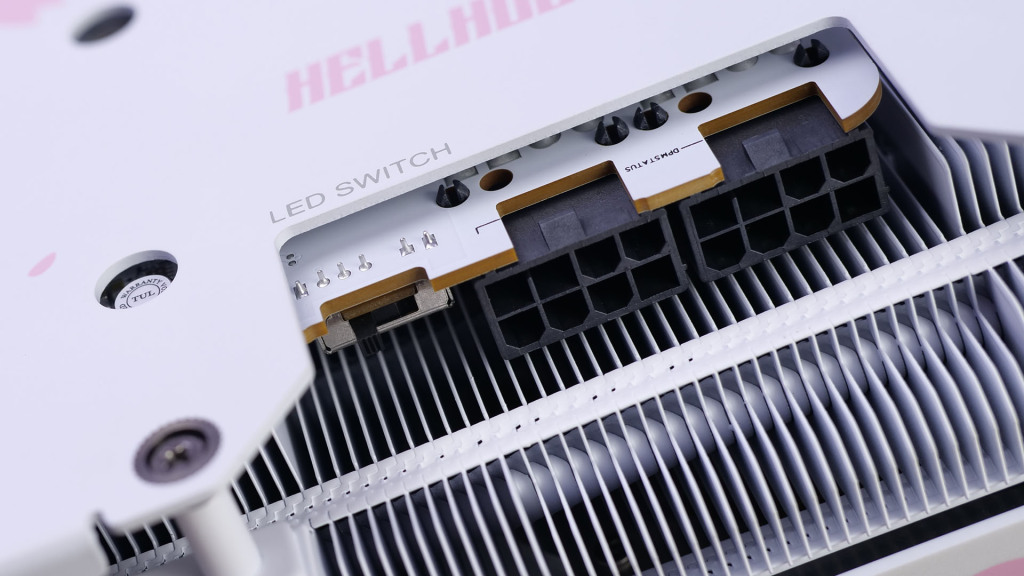 rx 7800 xt sakura edition ventilateurs sorties connecteurs switch