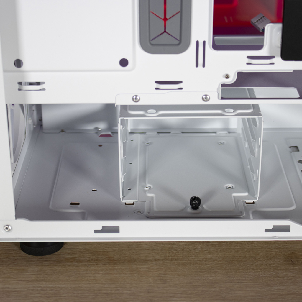 Test Cooler Master MasterBox 600 : Revue complète & Build ASUS BTF avancé 31 Cooler Master MasterBox 600 cage DD doite