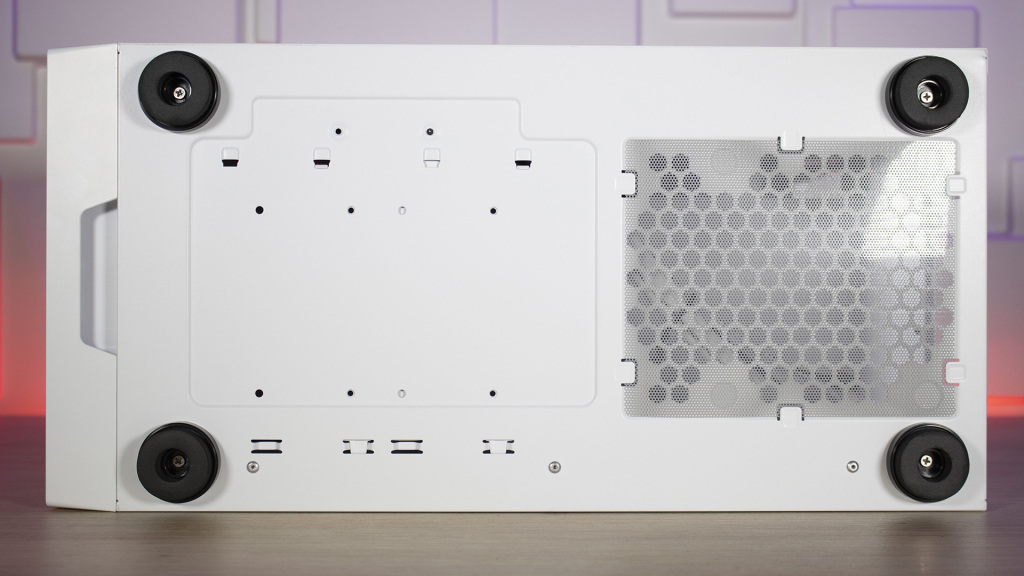 Test Cooler Master MasterBox 600 : Revue complète & Build ASUS BTF avancé 18 Cooler Master MasterBox 600 dessous