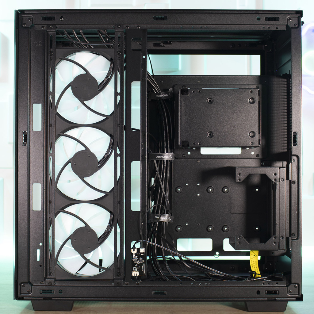 DeepCool CH780 droit