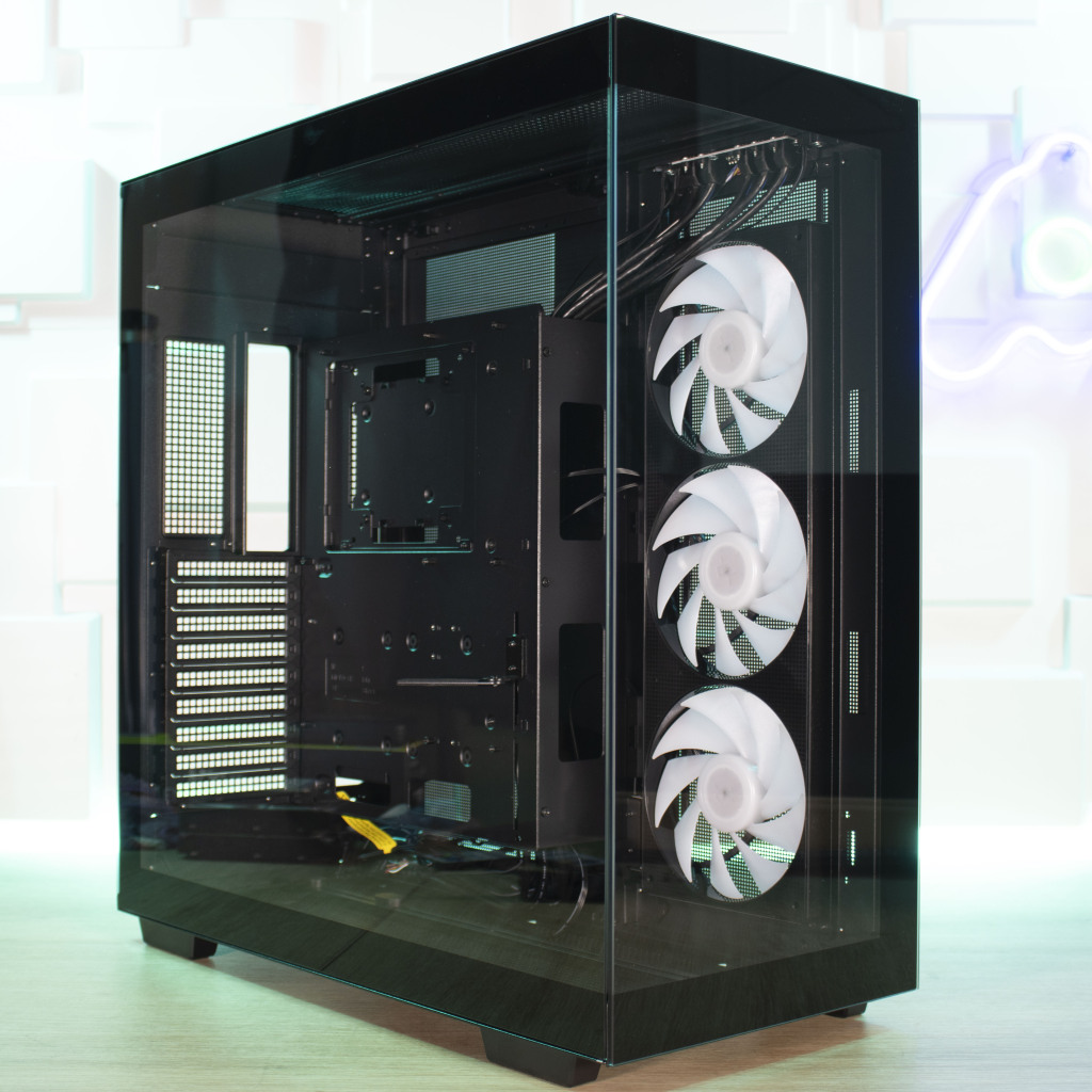 DeepCool CH780 face sans pilier avec parois