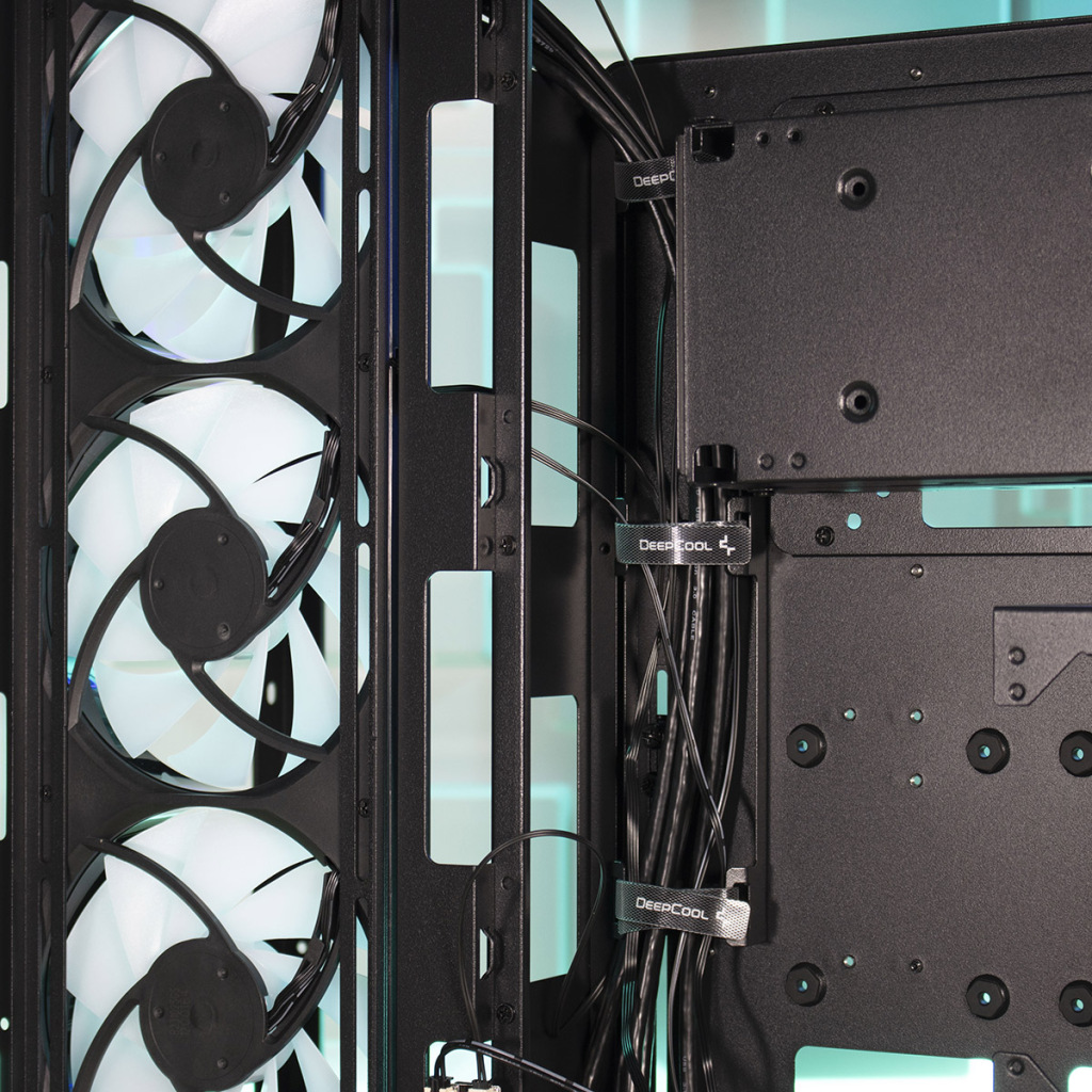 DeepCool CH780 passe câbles central