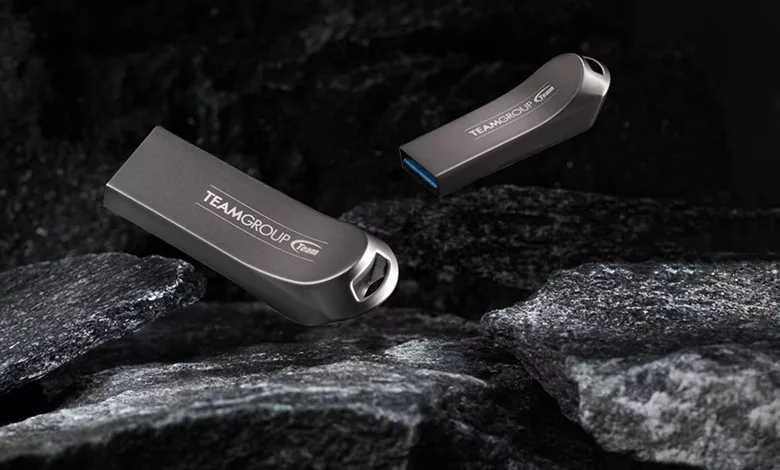 Teamgroup lance la clé USB Model T 3.2 spécialement conçue pour les véhicules électriques 1 Teamgroup Model T Couv
