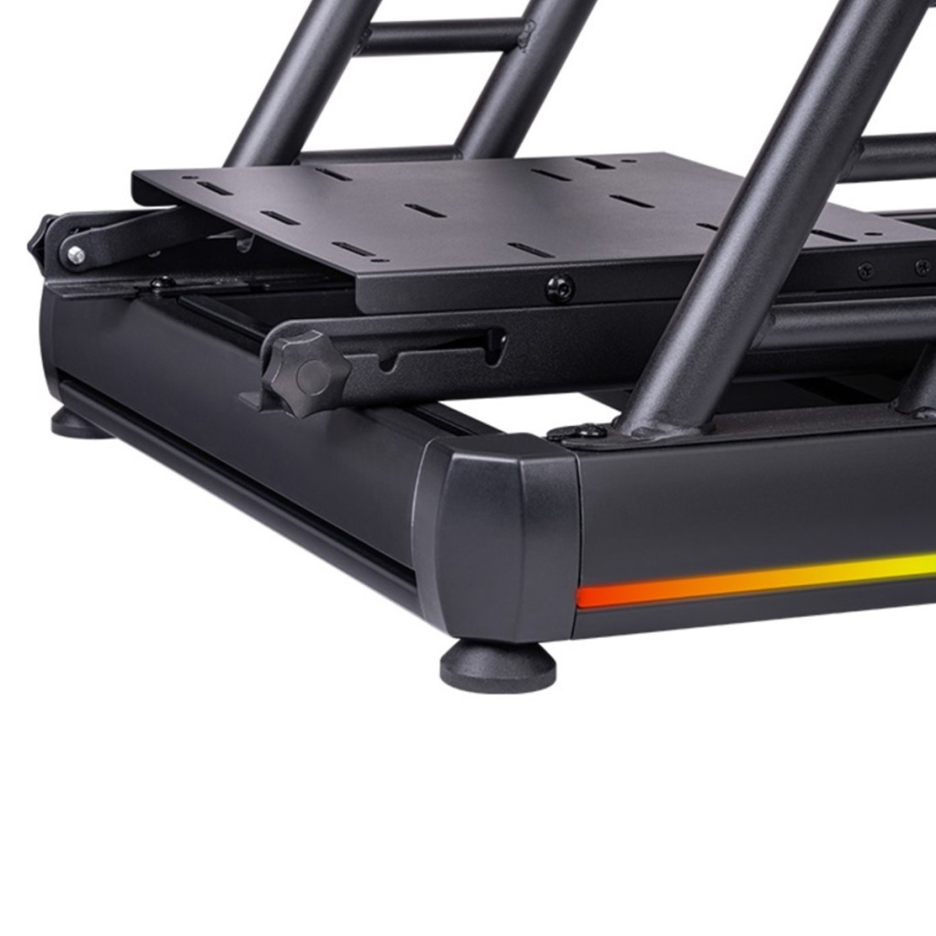 Thermaltake GR500 et Triple Racing : cockpit de simulateur et support triple écran pour une expérience de course immersive. 3 Thermaltake GR500 2