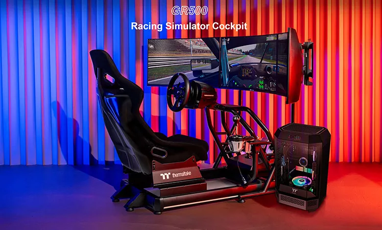 Thermaltake GR500 et Triple Racing : cockpit de simulateur et support triple écran pour une expérience de course immersive. 1 Thermaltake GR500 Couv