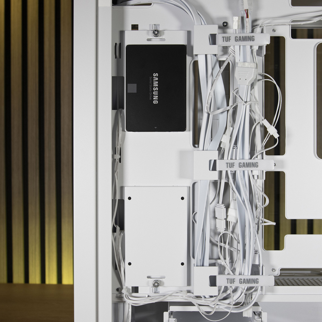 ASUS TUF Gaming GT302 ARGB : Revue complète et build avec carte mère BTF 28 ASUS TUF Gaming GT302 ARGB SSD