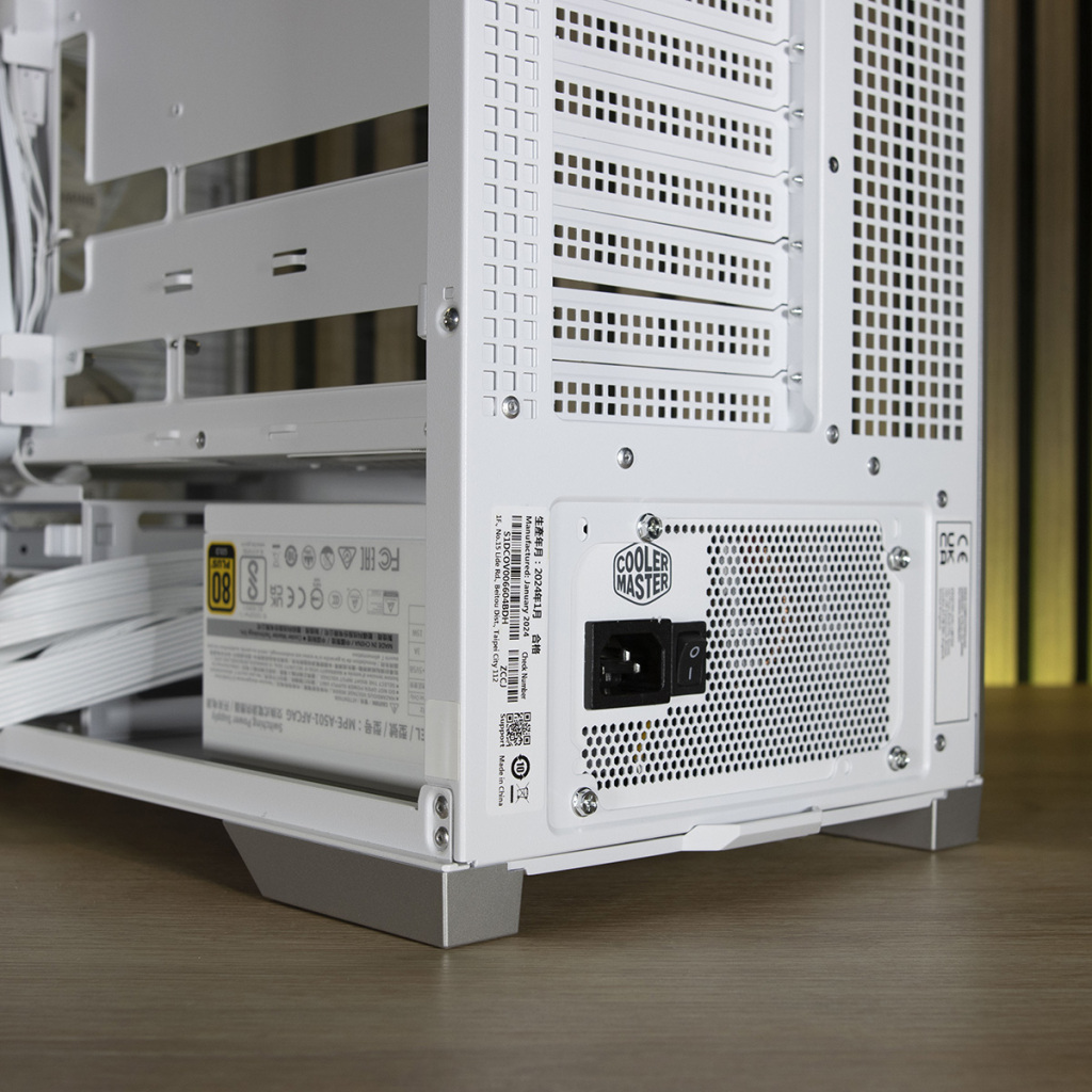 ASUS TUF Gaming GT302 ARGB : Revue complète et build avec carte mère BTF 52 ASUS TUF Gaming GT302 ARGB arrière alimentation