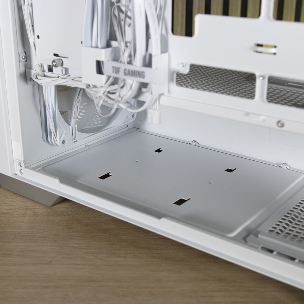 ASUS TUF Gaming GT302 ARGB : Revue complète et build avec carte mère BTF 32 ASUS TUF Gaming GT302 ARGB cage DD amovible