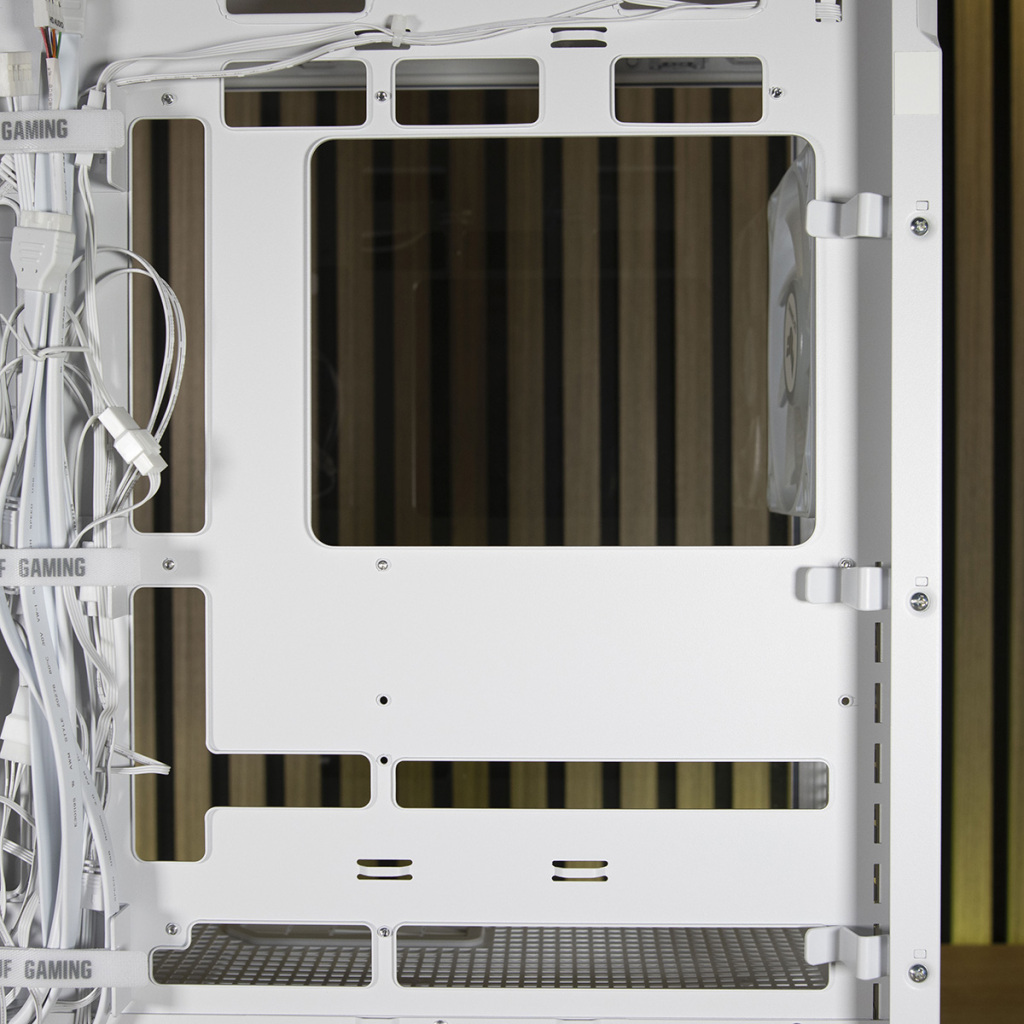 ASUS TUF Gaming GT302 ARGB : Revue complète et build avec carte mère BTF 29 ASUS TUF Gaming GT302 ARGB emplacement carte mère