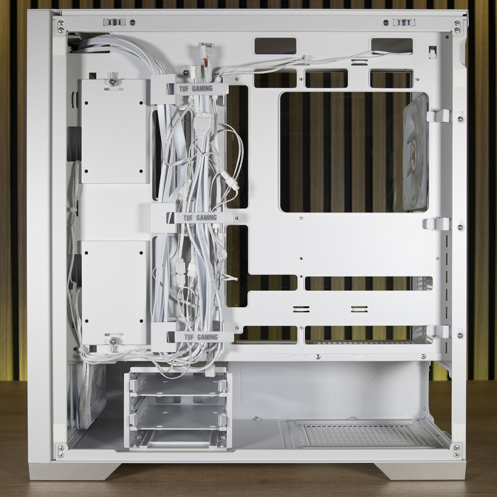 ASUS TUF Gaming GT302 ARGB : Revue complète et build avec carte mère BTF 26 ASUS TUF Gaming GT302 ARGB intérieur droit