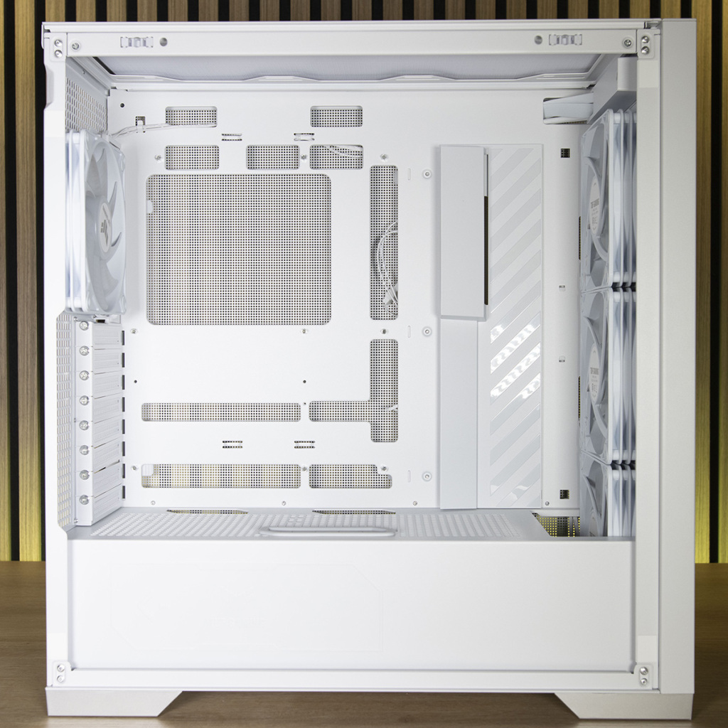 ASUS TUF Gaming GT302 ARGB : Revue complète et build avec carte mère BTF 38 ASUS TUF Gaming GT302 ARGB intérieur gauche