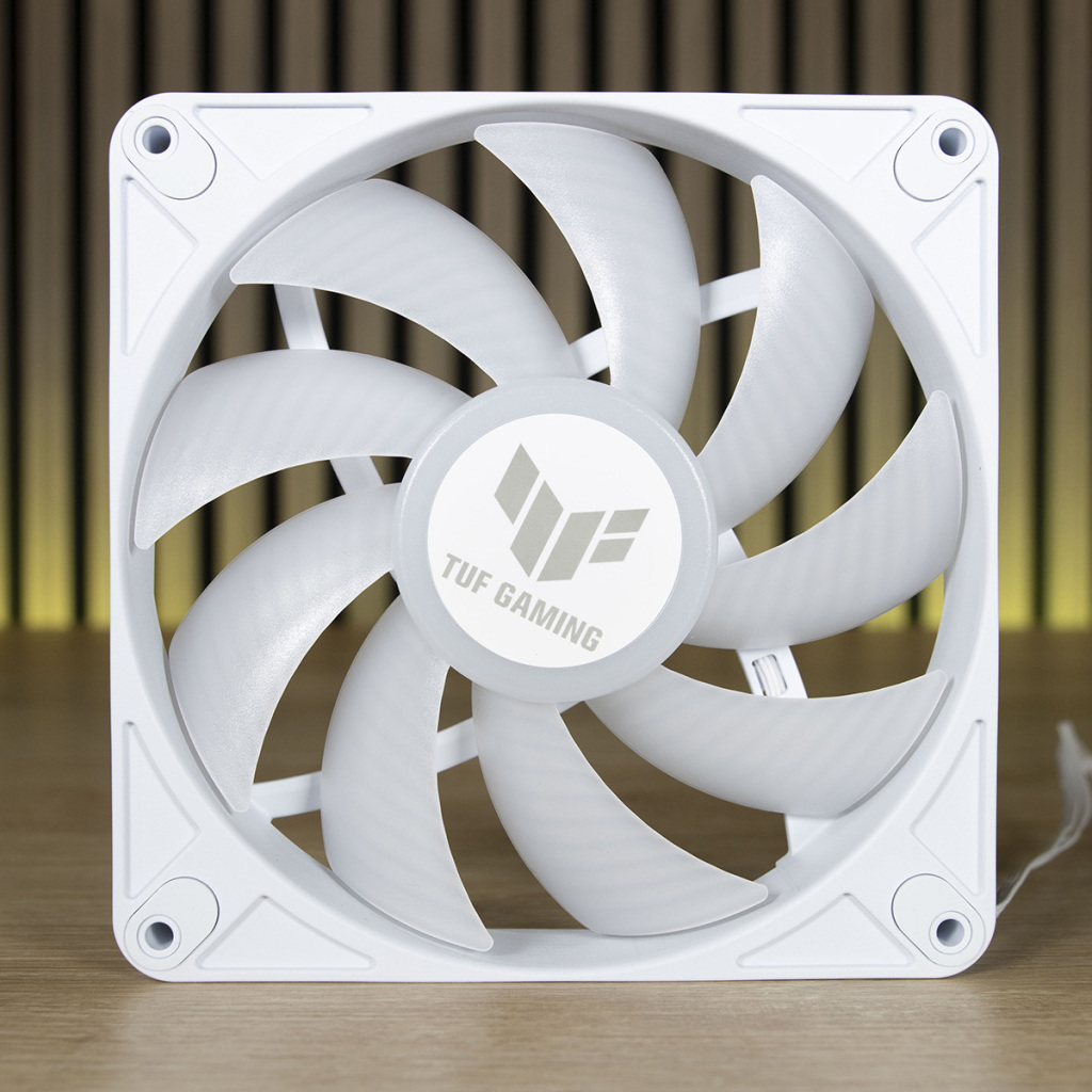 ASUS TUF Gaming GT302 ARGB : Revue complète et build avec carte mère BTF 43 ASUS TUF Gaming GT302 ARGB ventilateur face