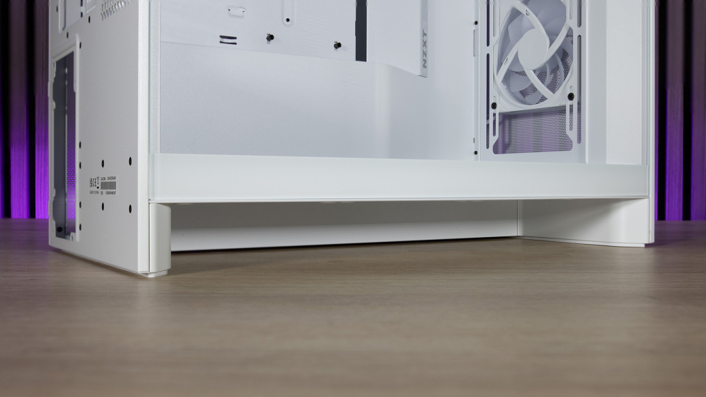 NZXT H7 Flow RGB dessous pieds