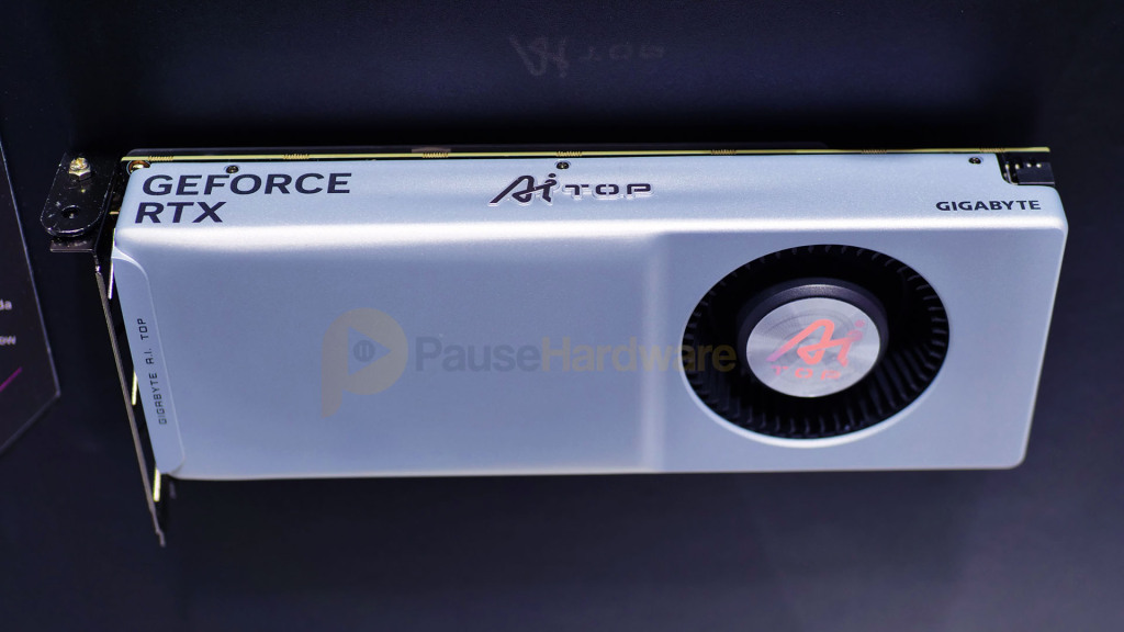 La GIGABYTE RTX 4070 Ti SUPER AI TOP, ou comment redonner vie au blower avec l'IA 4 geforce rtx 4070 ti super ai top 16g 01