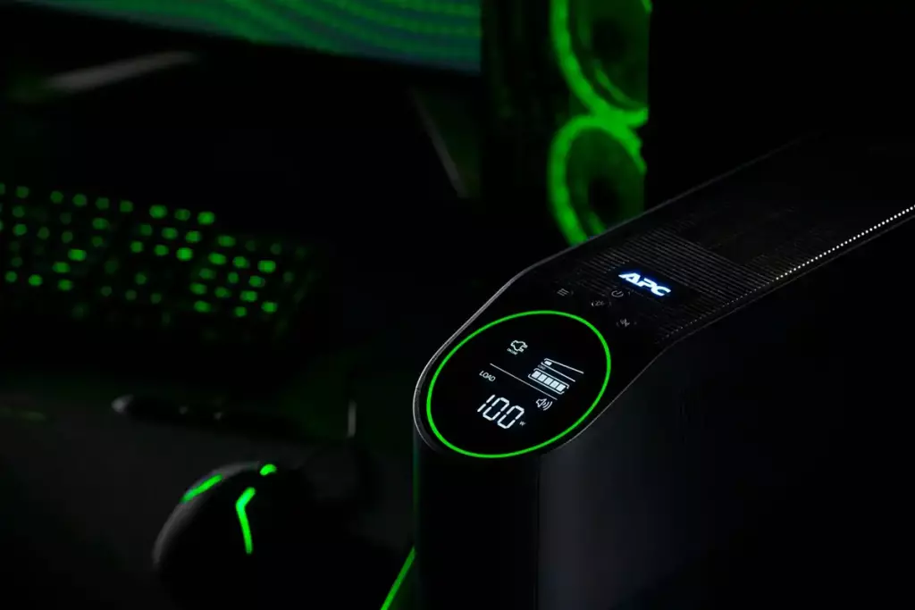Schneider Electric annonce la disponibilité en Europe du nouvel onduleur APC Back-UPS Pro Gaming 3 onduleur apc back ups pro gaming black detail