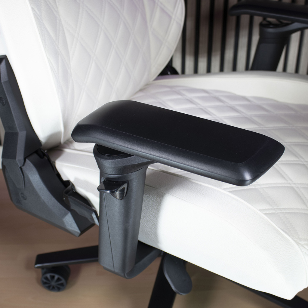 CORSAIR TC500 Luxe accoudoir avancée 2