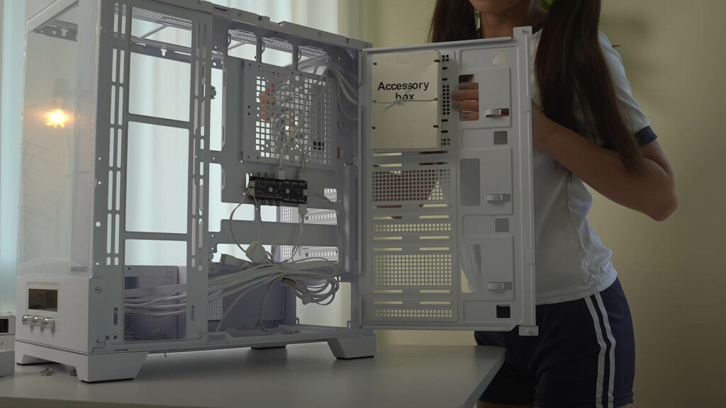 ENERMAX Pano D58 : un boîtier ATX aquarium avec panneau de commande en façade 4 ENERMAX Pano D58 arrière