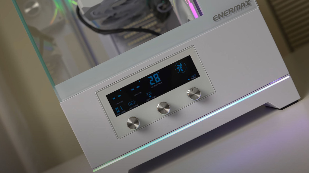 ENERMAX Pano D58 : un boîtier ATX aquarium avec panneau de commande en façade 5 ENERMAX Pano D58 boutons 1