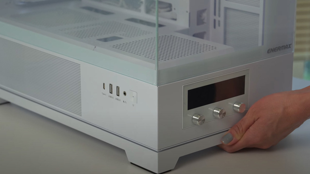 ENERMAX Pano D58 : un boîtier ATX aquarium avec panneau de commande en façade 3 ENERMAX Pano D58 boutons