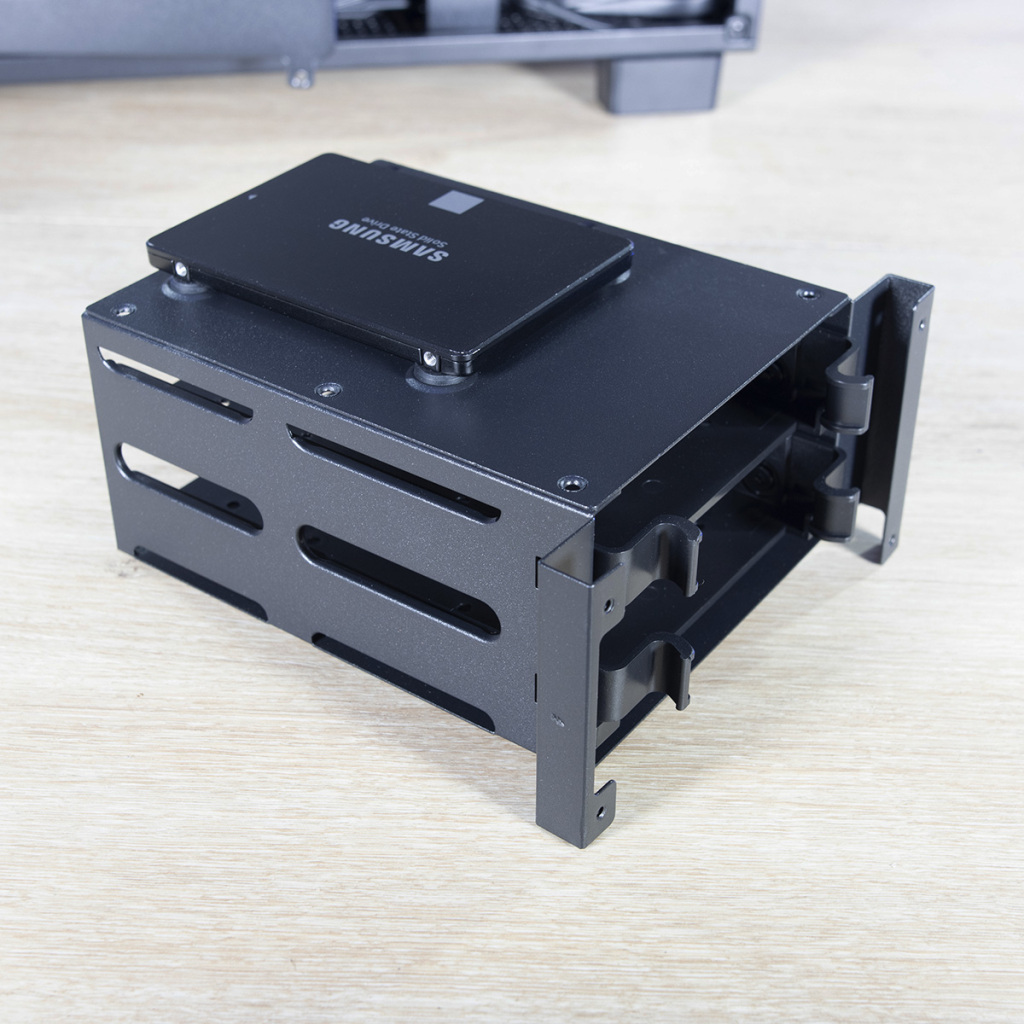 MONTECH KING 95 PRO cage arrière SSD dessus