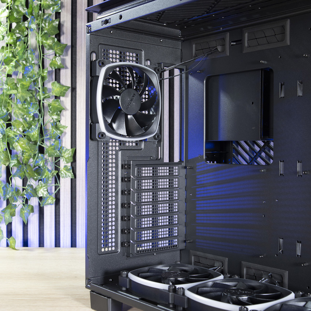 MONTECH KING 95 PRO interieur gauche