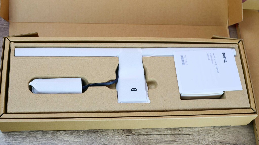 À la Découverte de la BenQ ScreenBar Pro : Un Eclairage de Bureau Innovant 3 benq screenbar pro unboxing
