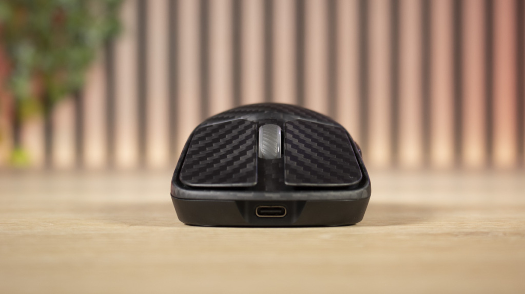 ASUS ROG HARPE ACE EXTREME symétrie bouton prise USB