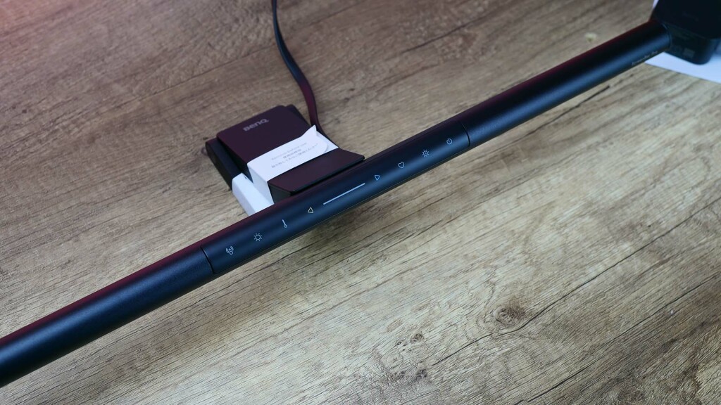 À la Découverte de la BenQ ScreenBar Pro : Un Eclairage de Bureau Innovant 6 benq screenbar pro 02