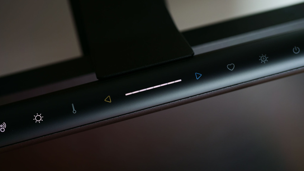 À la Découverte de la BenQ ScreenBar Pro : Un Eclairage de Bureau Innovant 7 benq screenbar pro bouttons