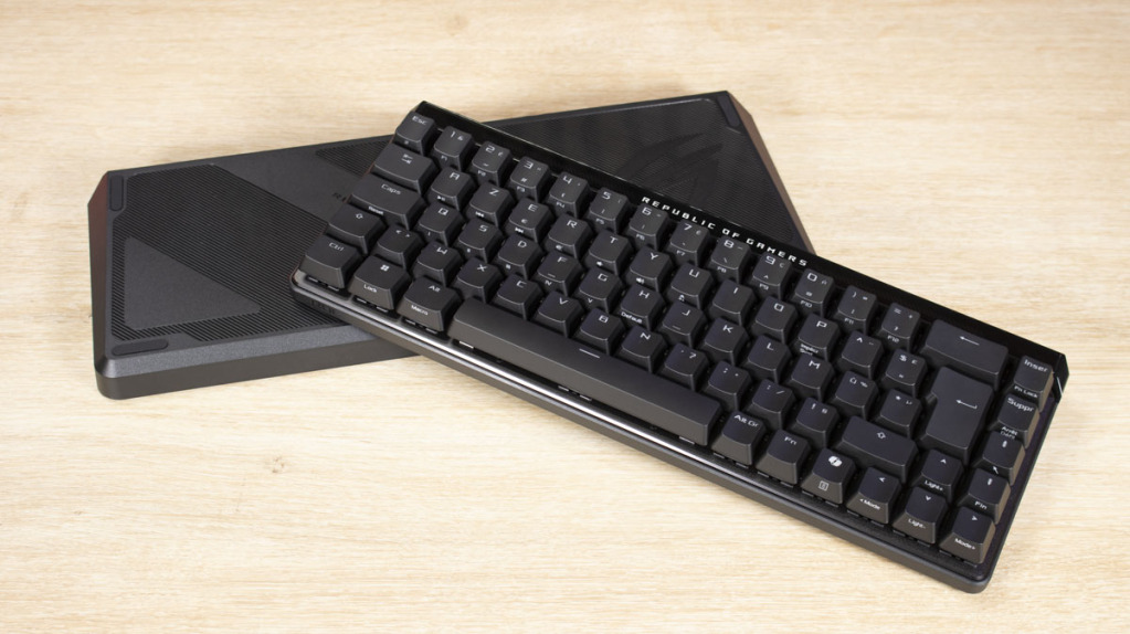 ASUS ROG Falchion ACE HFX clavier et étui