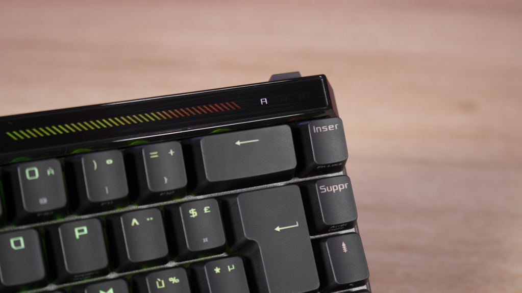 ASUS ROG Falchion ACE HFX éclairage barre droit