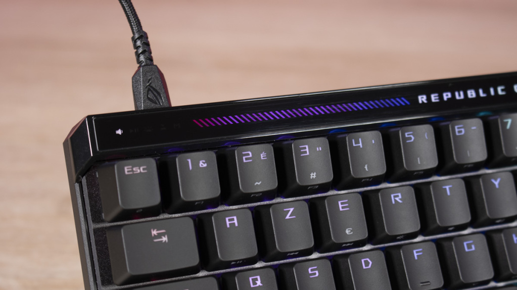 ASUS ROG Falchion ACE HFX éclairage barre gauche