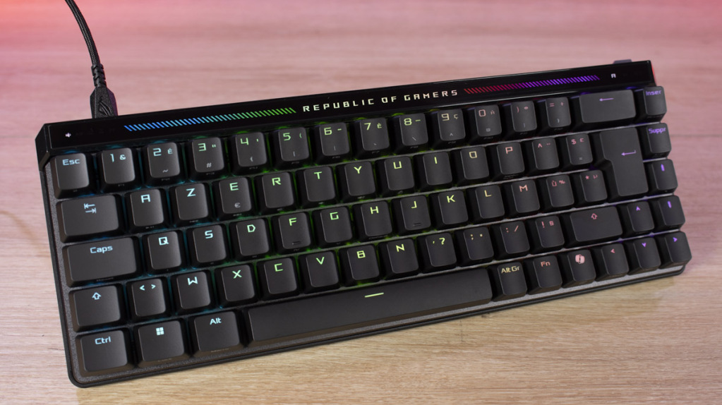 ASUS ROG Falchion ACE HFX éclairage barre total