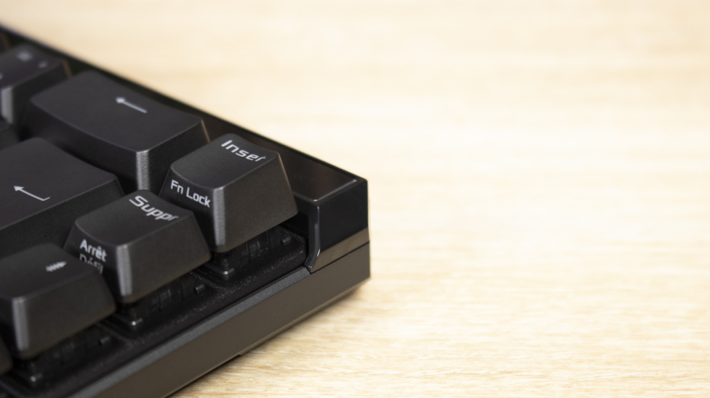 ASUS ROG Falchion ACE HFX jonction arrière et côté