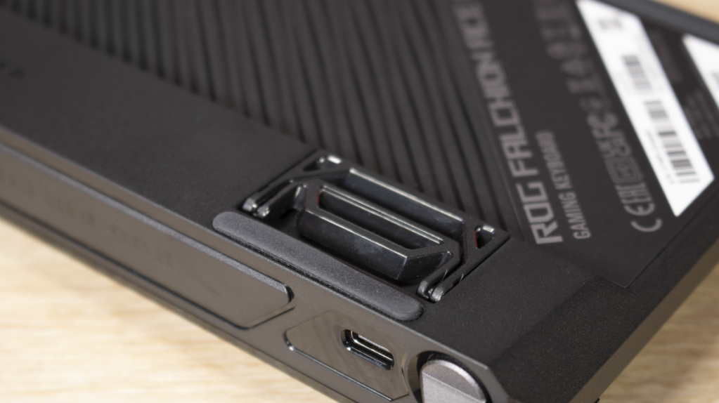 ASUS ROG Falchion ACE HFX petit patin