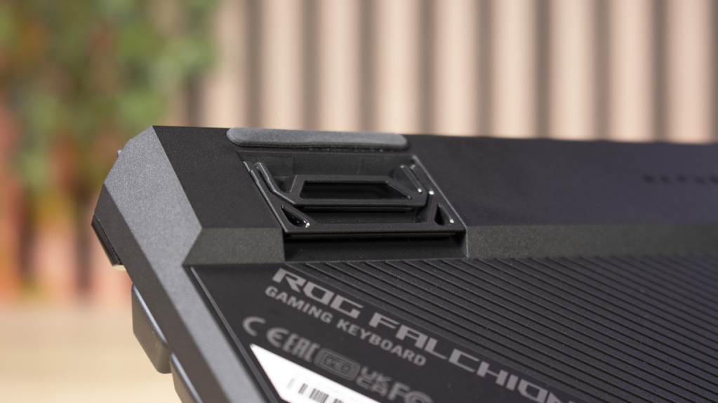 ASUS ROG Falchion ACE HFX pied 1