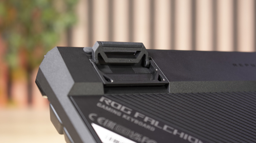 ASUS ROG Falchion ACE HFX pied 2
