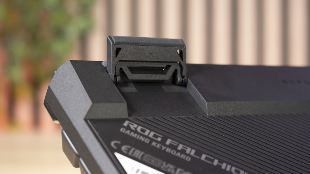 ASUS ROG Falchion ACE HFX pied 3