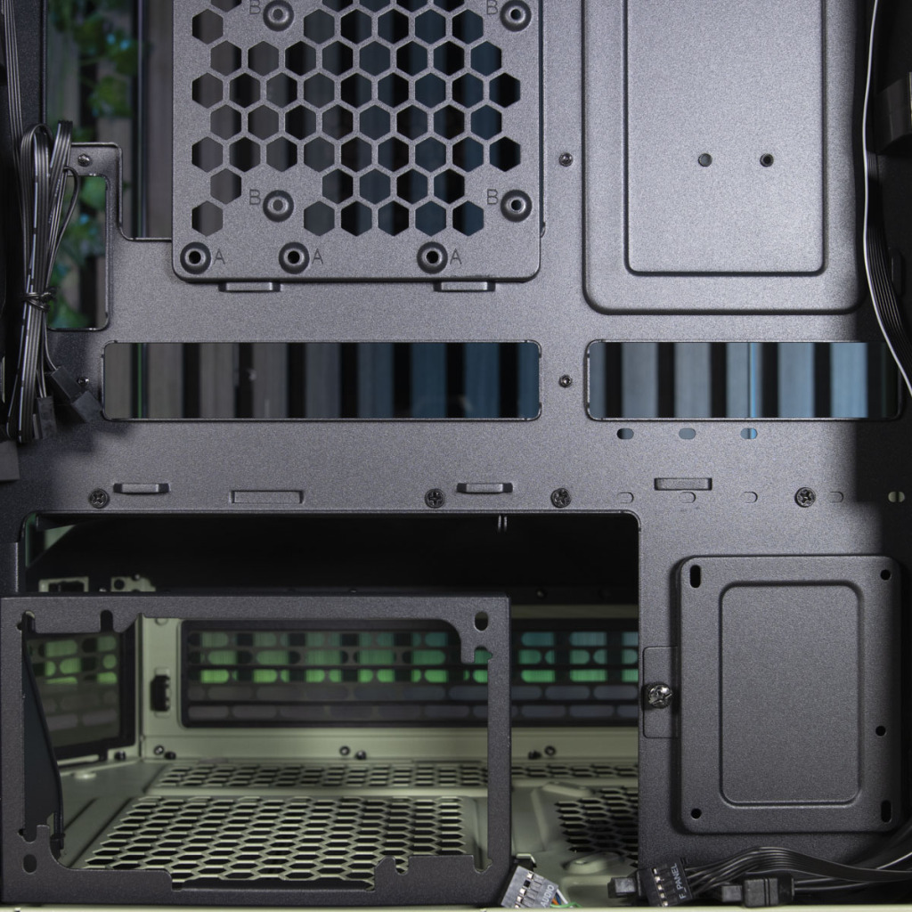 Thermaltake Tower 600 crochet attache câbles