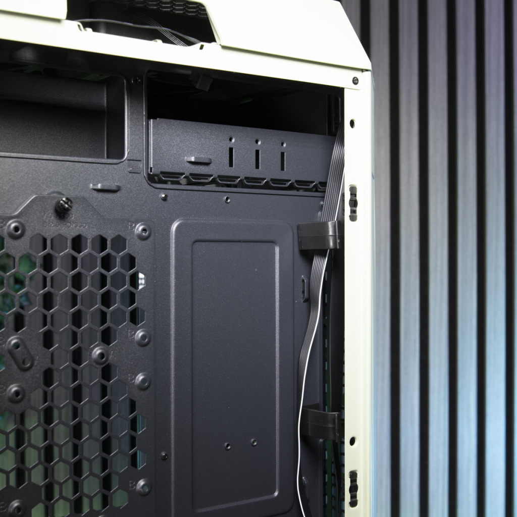 Thermaltake Tower 600 crochets passe câbles